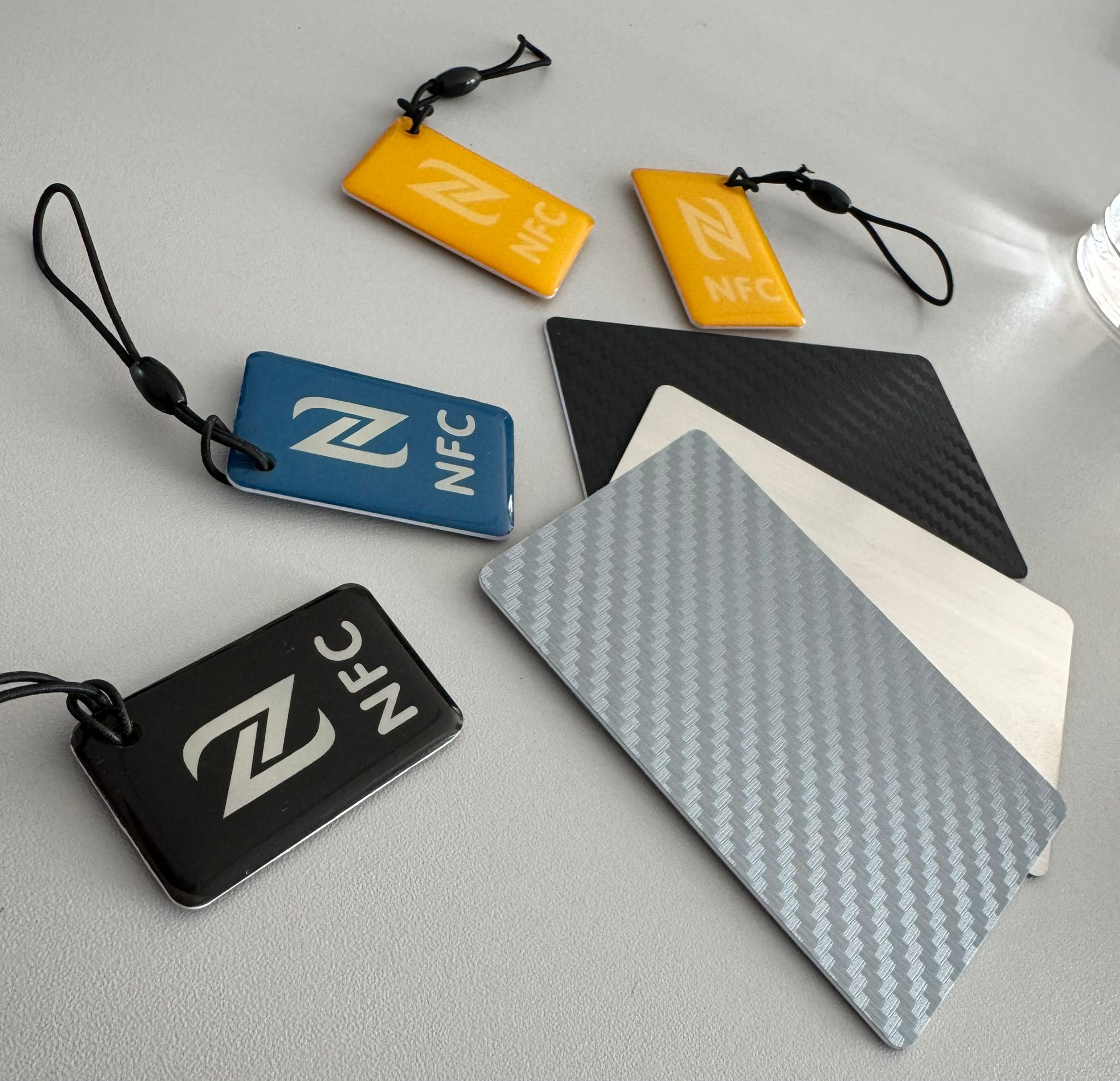 Ilustrácia: mobil a farebné NFC prívesky